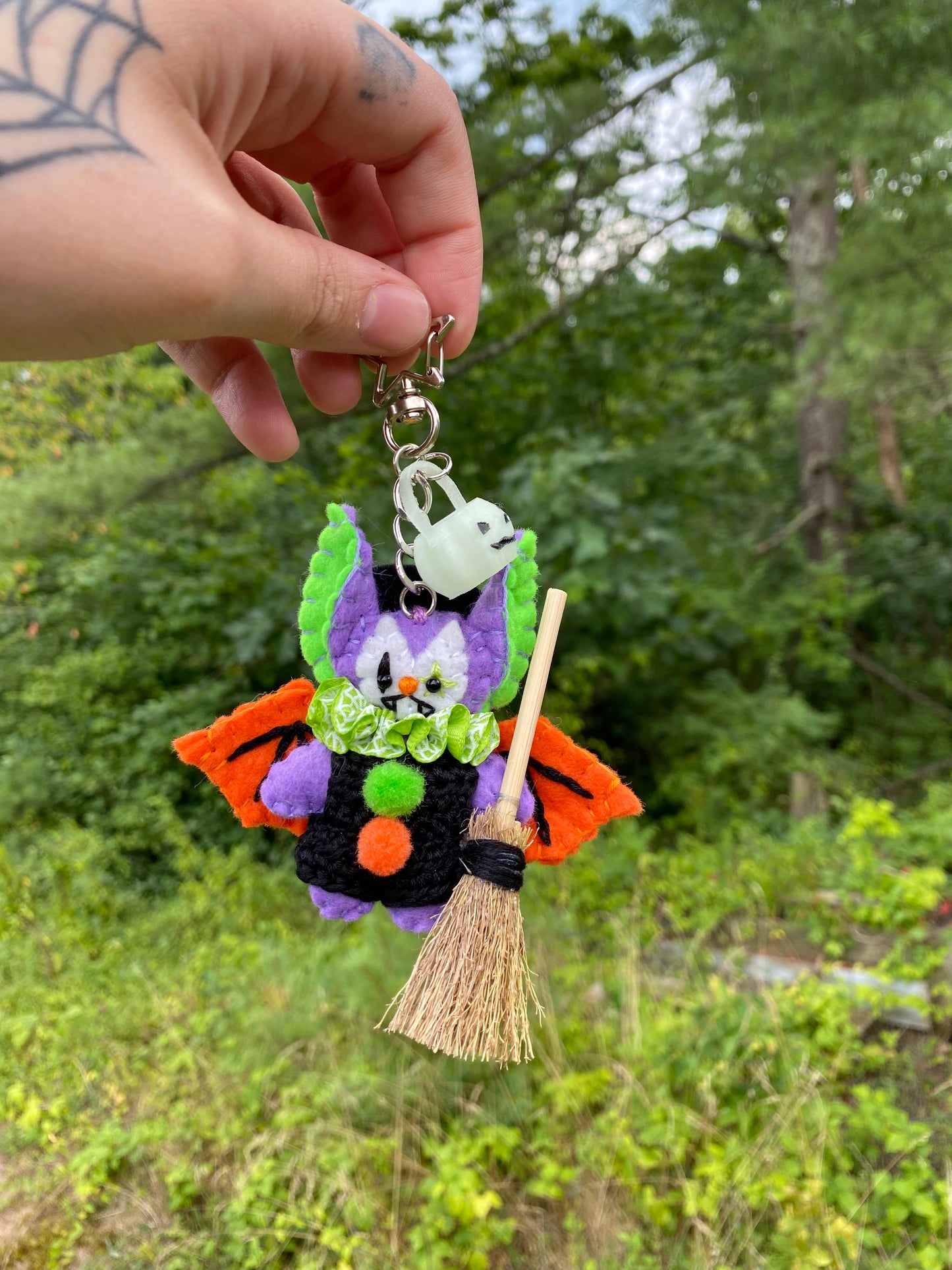 TRICK-OR-TREAT POCKET CLOWN CLIP (purple witch)