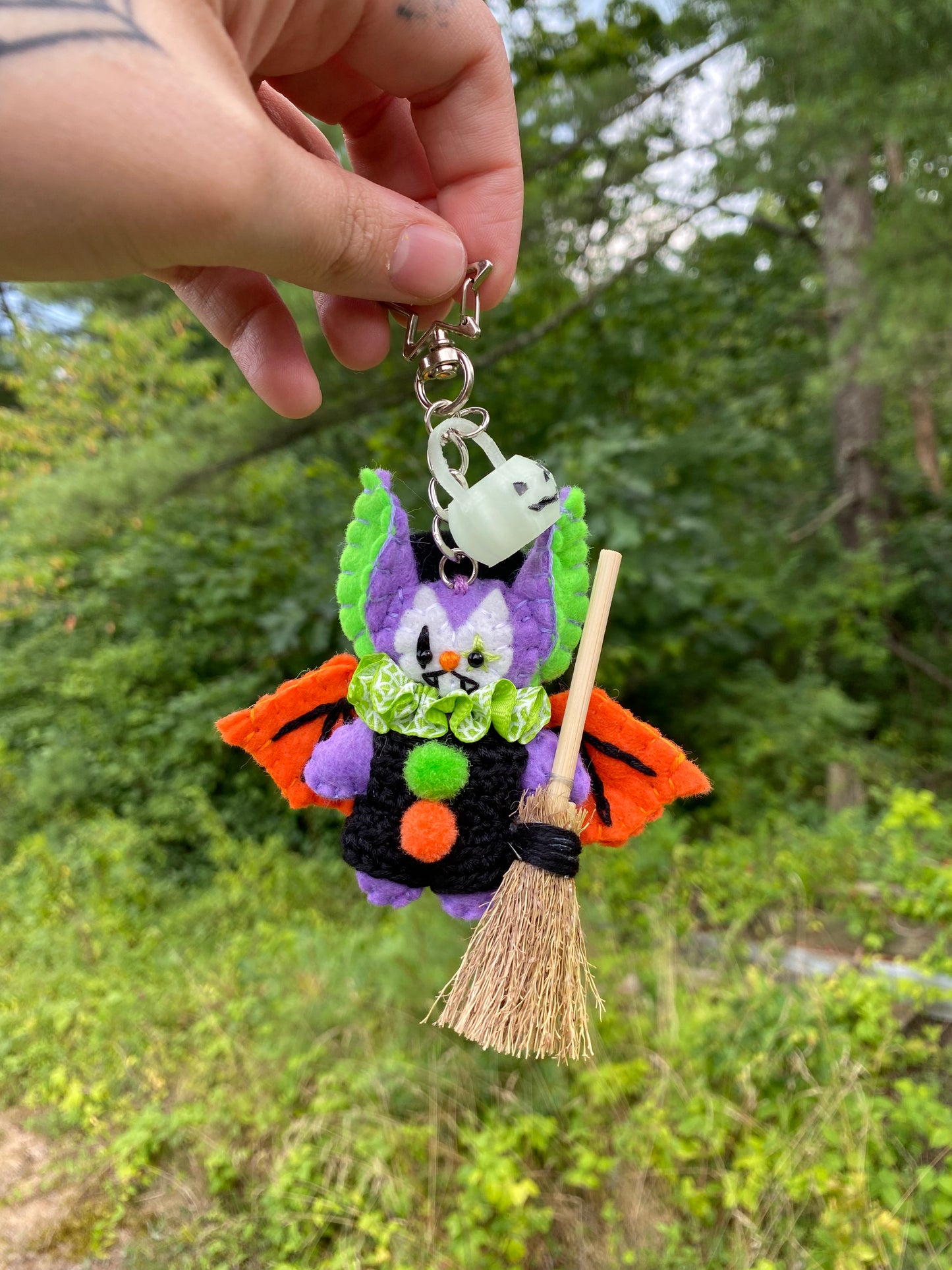 TRICK-OR-TREAT POCKET CLOWN CLIP (purple witch)