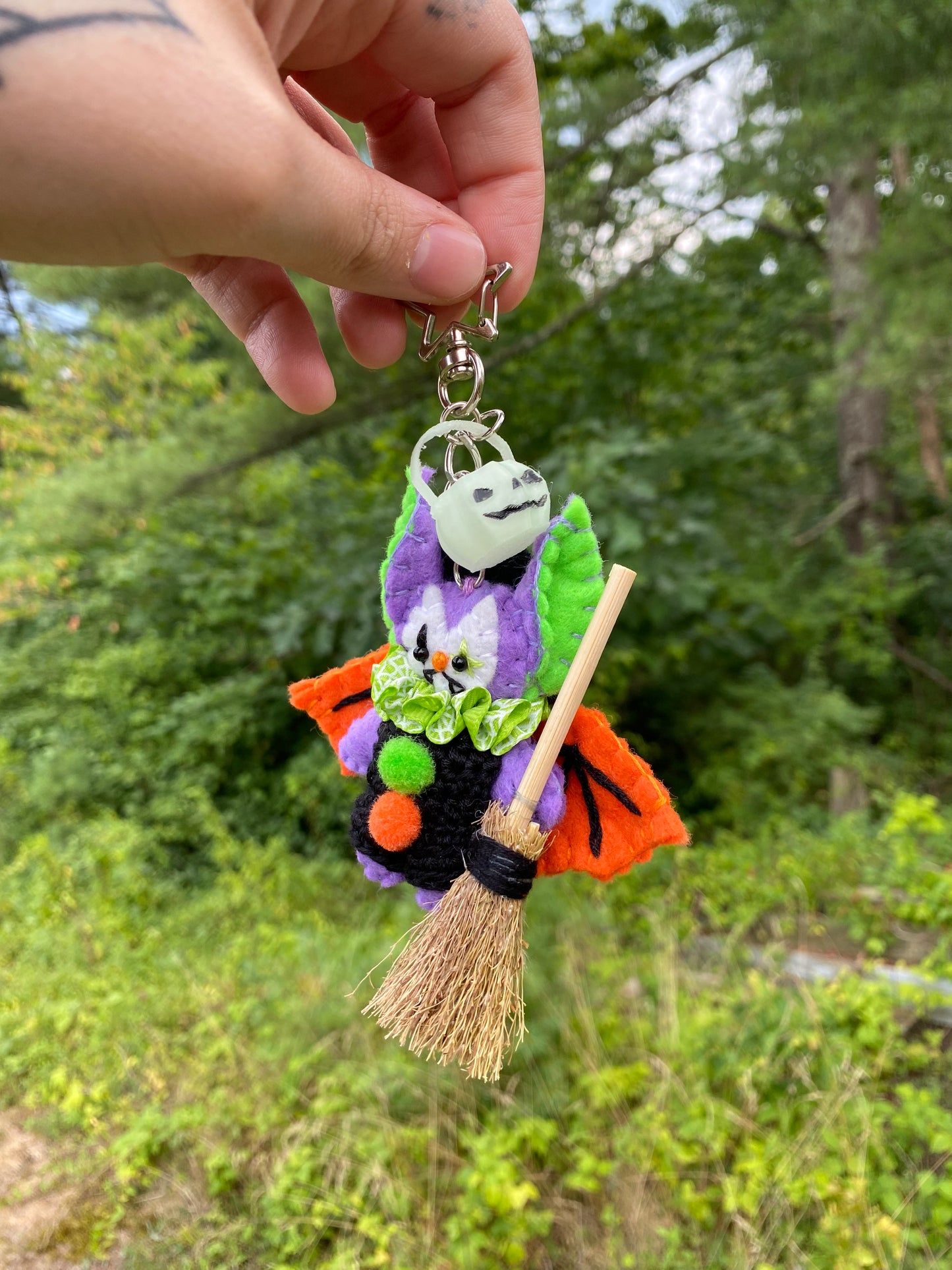 TRICK-OR-TREAT POCKET CLOWN CLIP (purple witch)