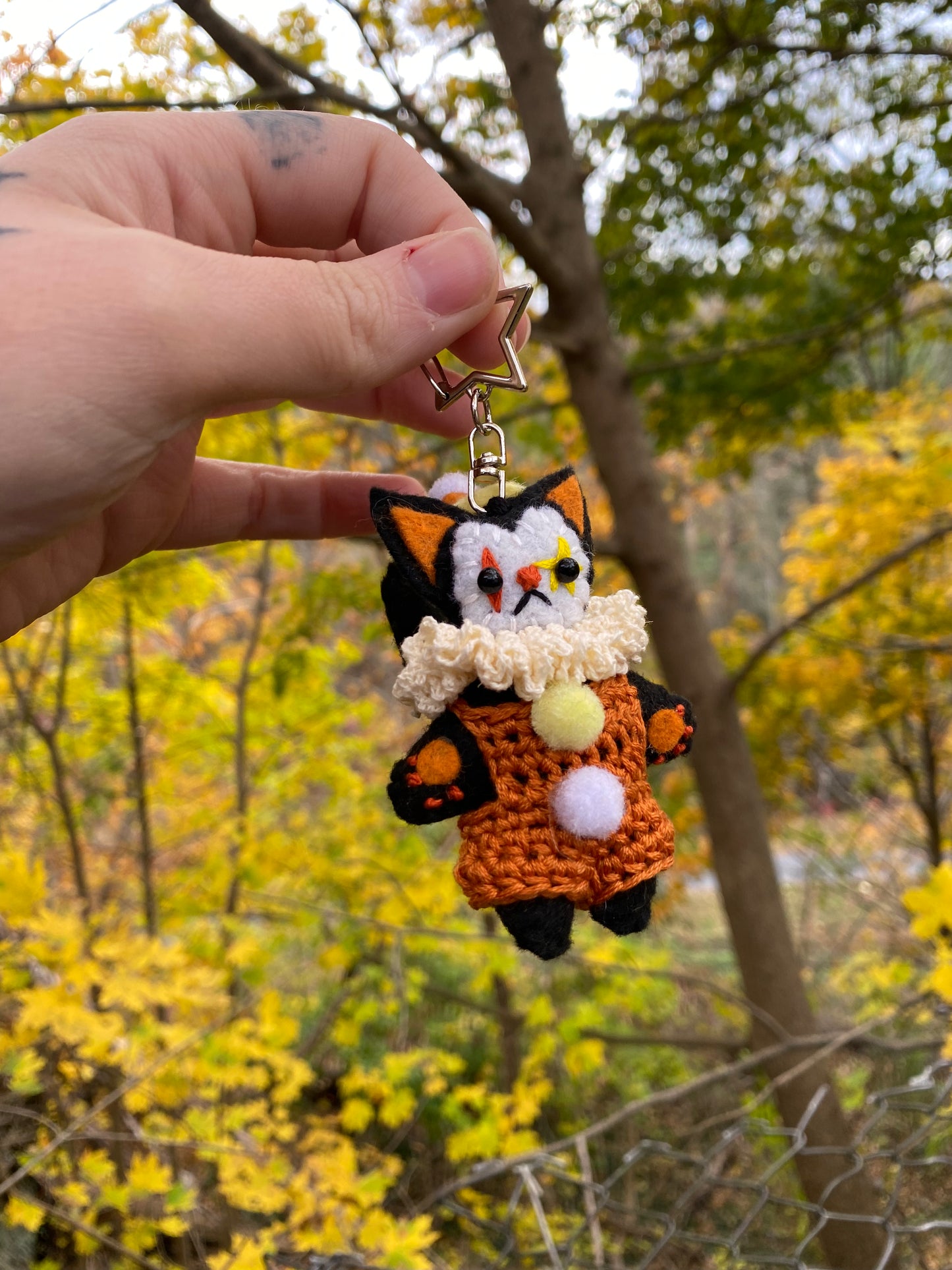 KITTY POCKET CLOWN CLIP (black/burnt orange)