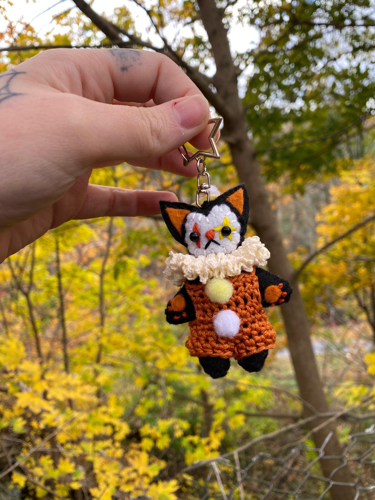 KITTY POCKET CLOWN CLIP (black/burnt orange)