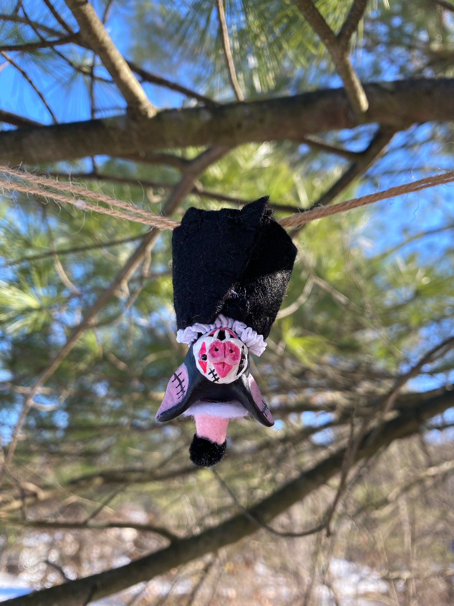 MINI HANGING BAT (black/pink)