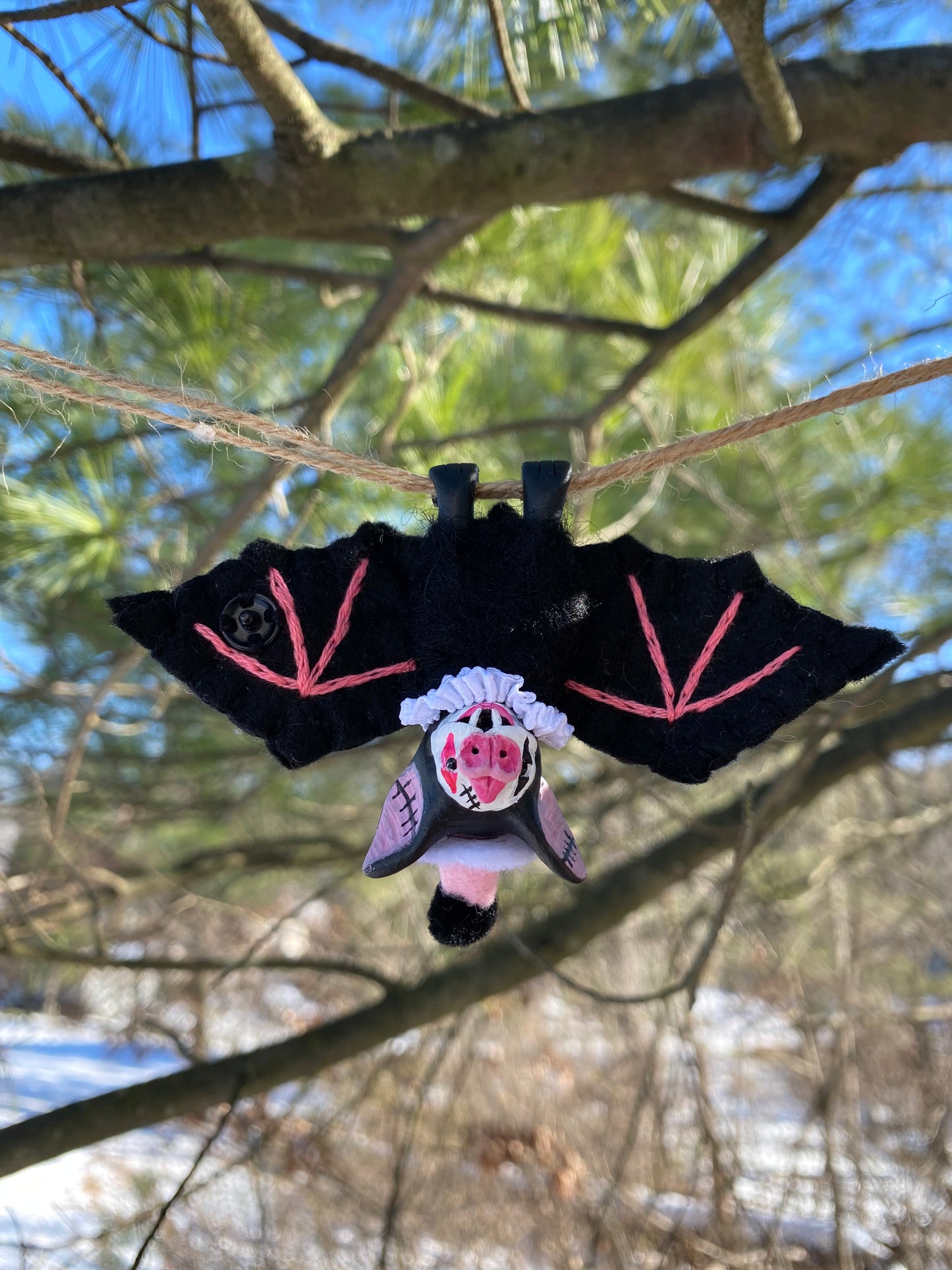 MINI HANGING BAT (black/pink)