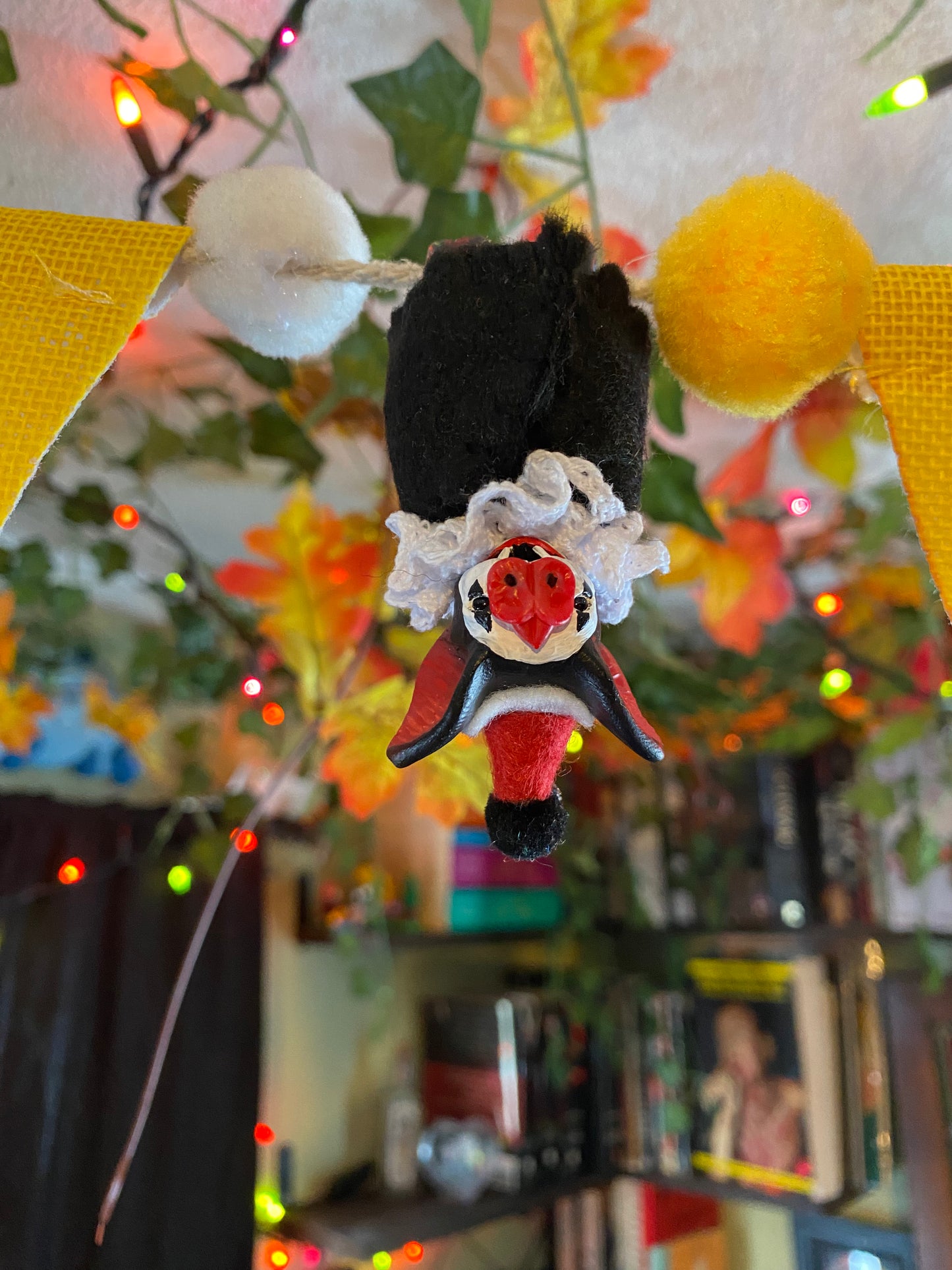 MINI HANGING BAT (black/red)