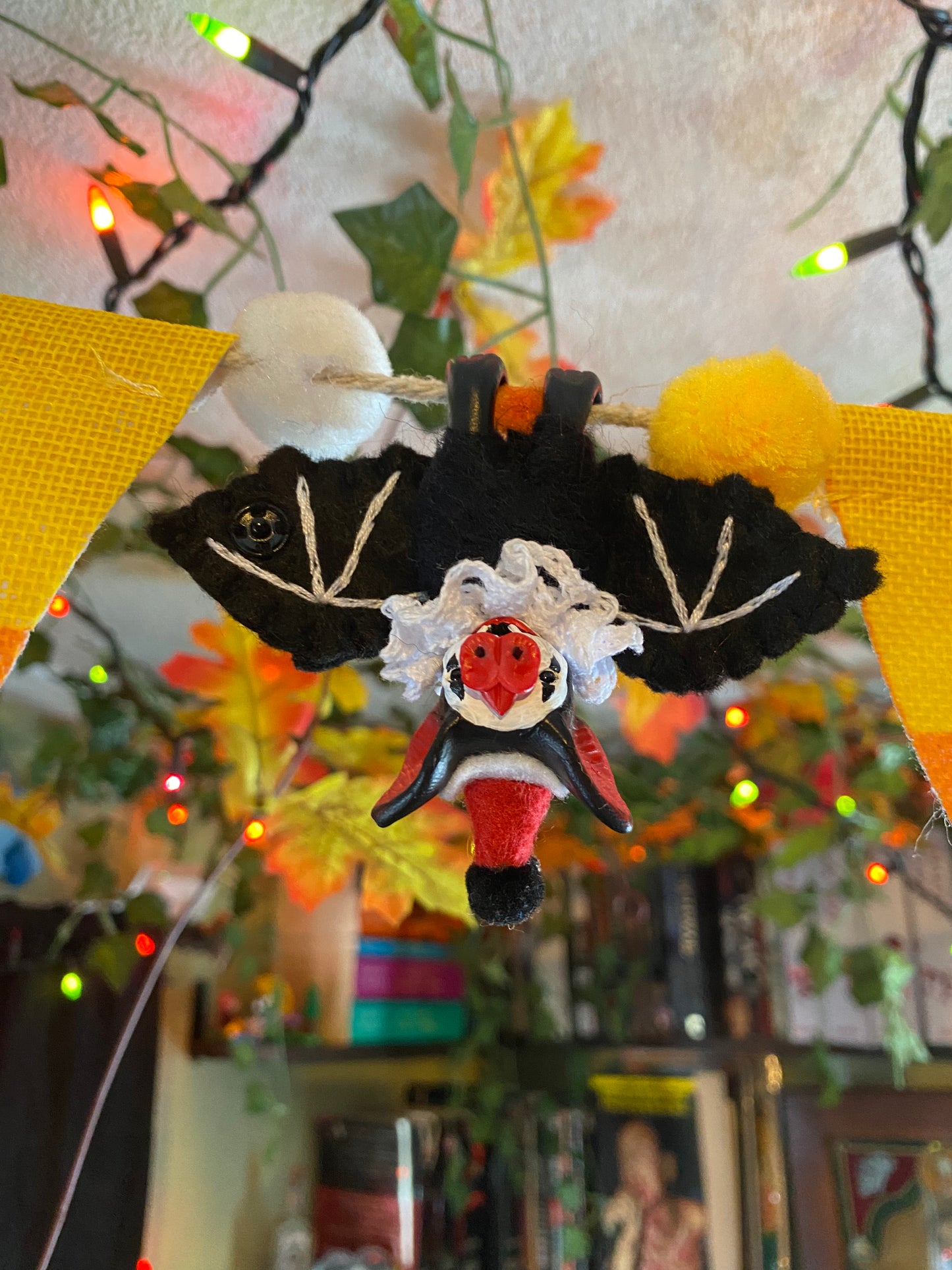 MINI HANGING BAT (black/red)