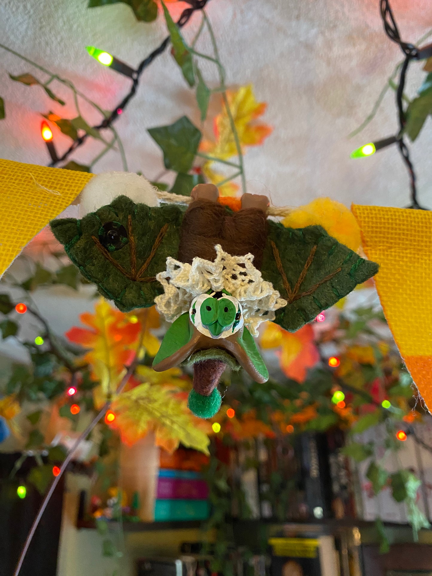 MINI HANGING BAT (brown/green)