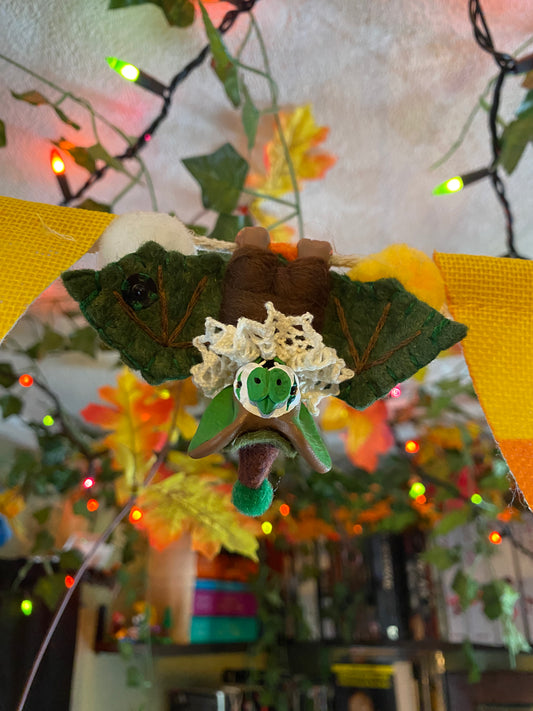 MINI HANGING BAT (brown/green)
