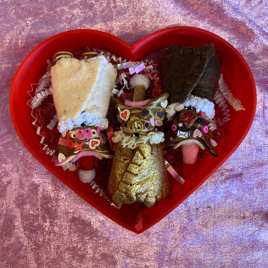 *MYSTERY* LARGE HEART SHAPED BOX/3 MINI HANGING BATS