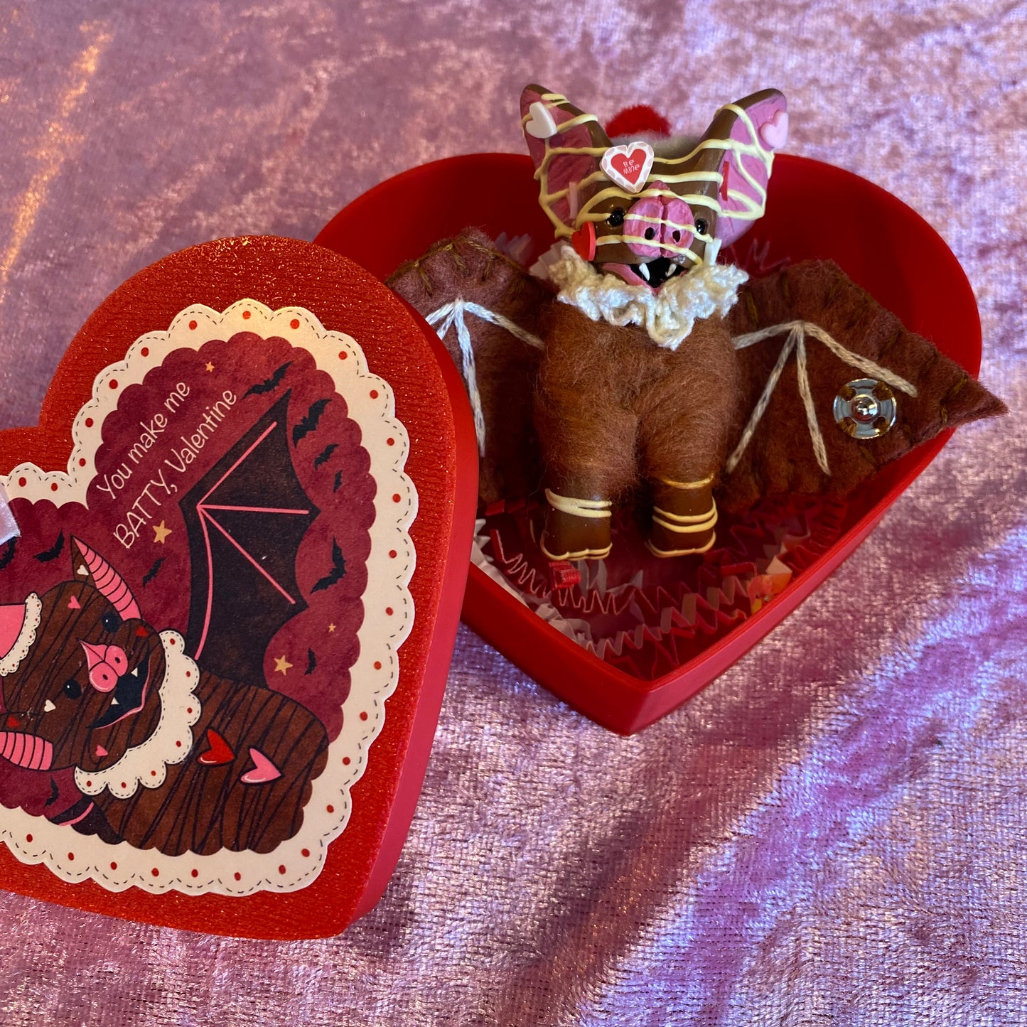 HEART SHAPED BOX/MINI HANGING BAT (milk chocolate)