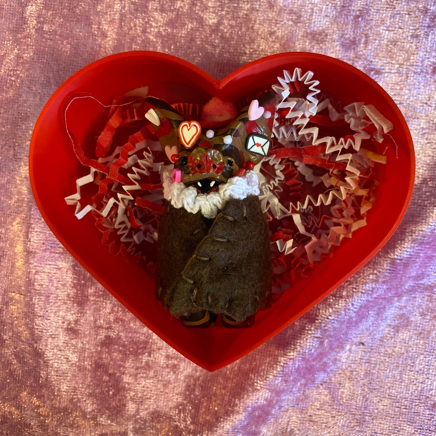 HEART SHAPED BOX/MINI HANGING BAT (dark chocolate)