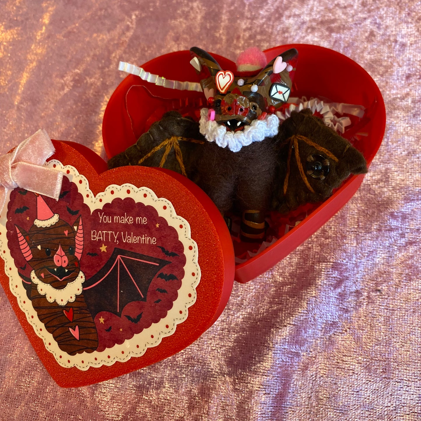 HEART SHAPED BOX/MINI HANGING BAT (dark chocolate)