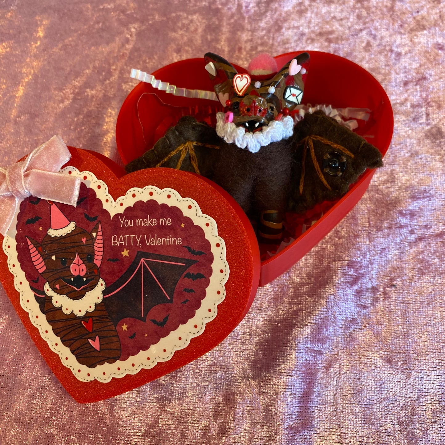HEART SHAPED BOX/MINI HANGING BAT (dark chocolate)
