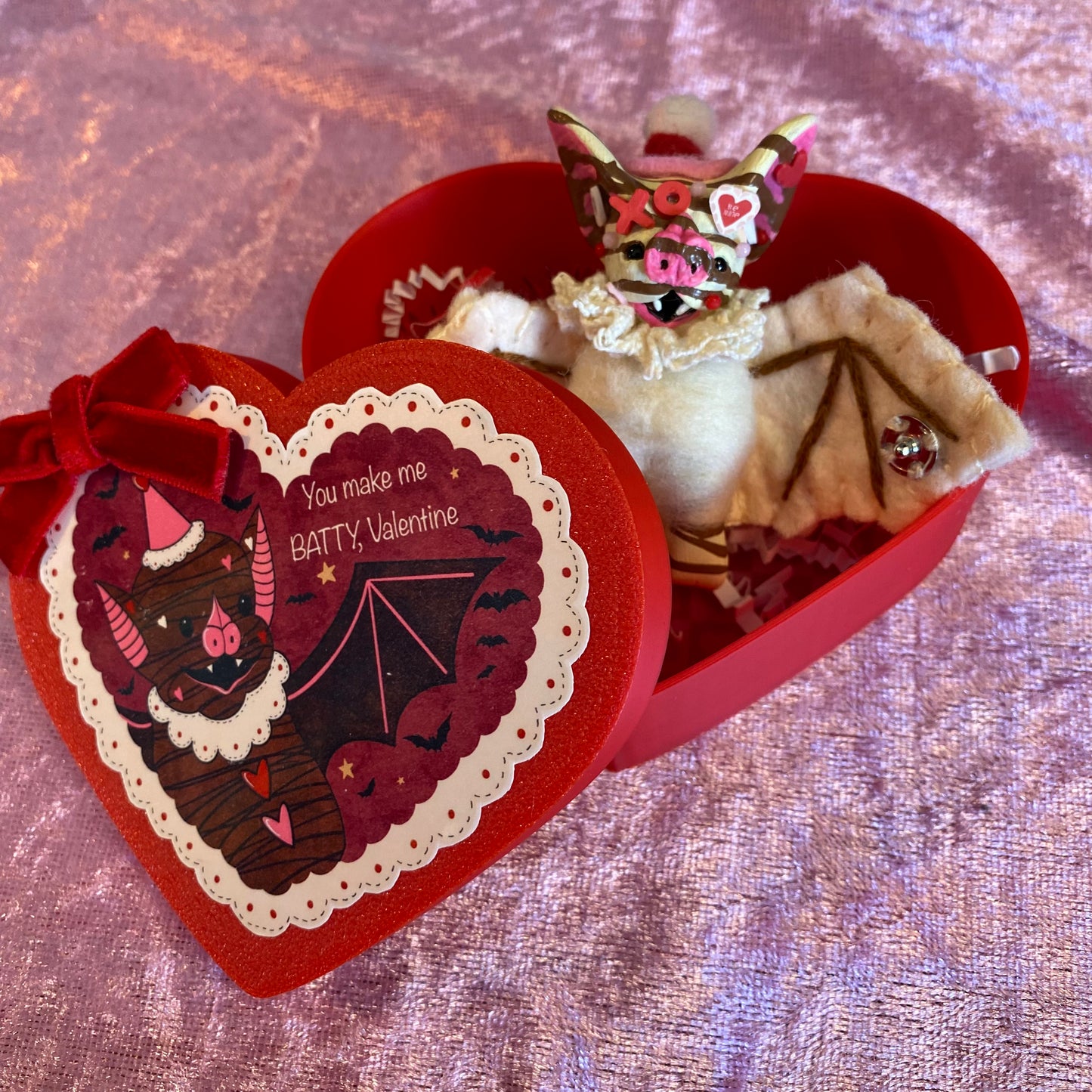 HEART SHAPED BOX/MINI HANGING BAT (white chocolate)