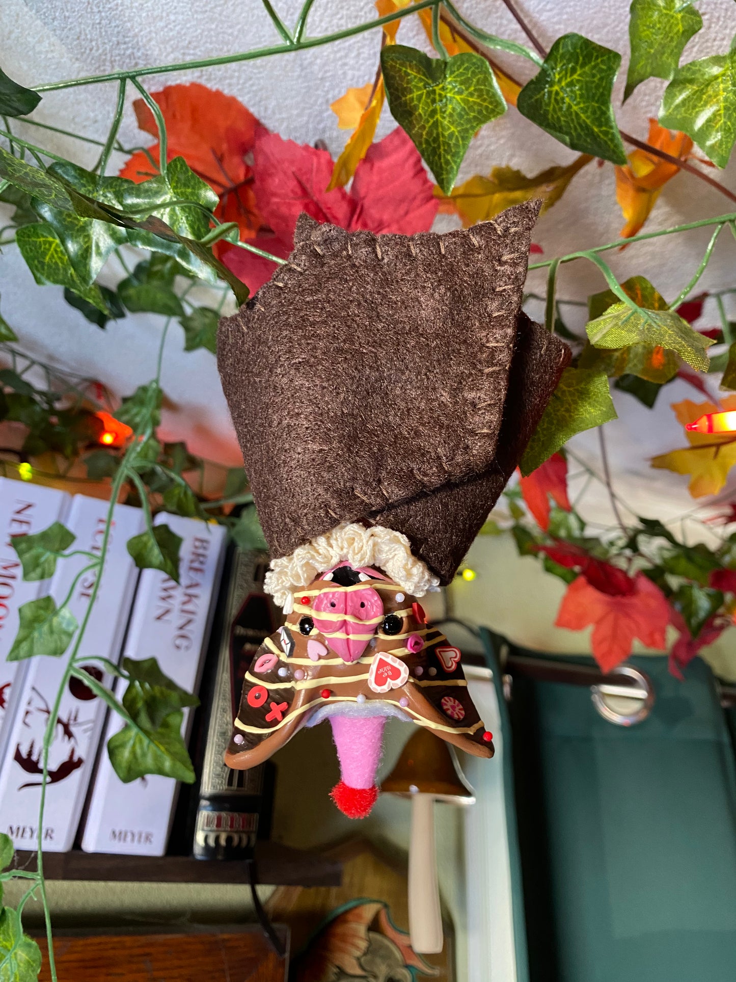 LARGE HANGING BAT (milk chocolate)