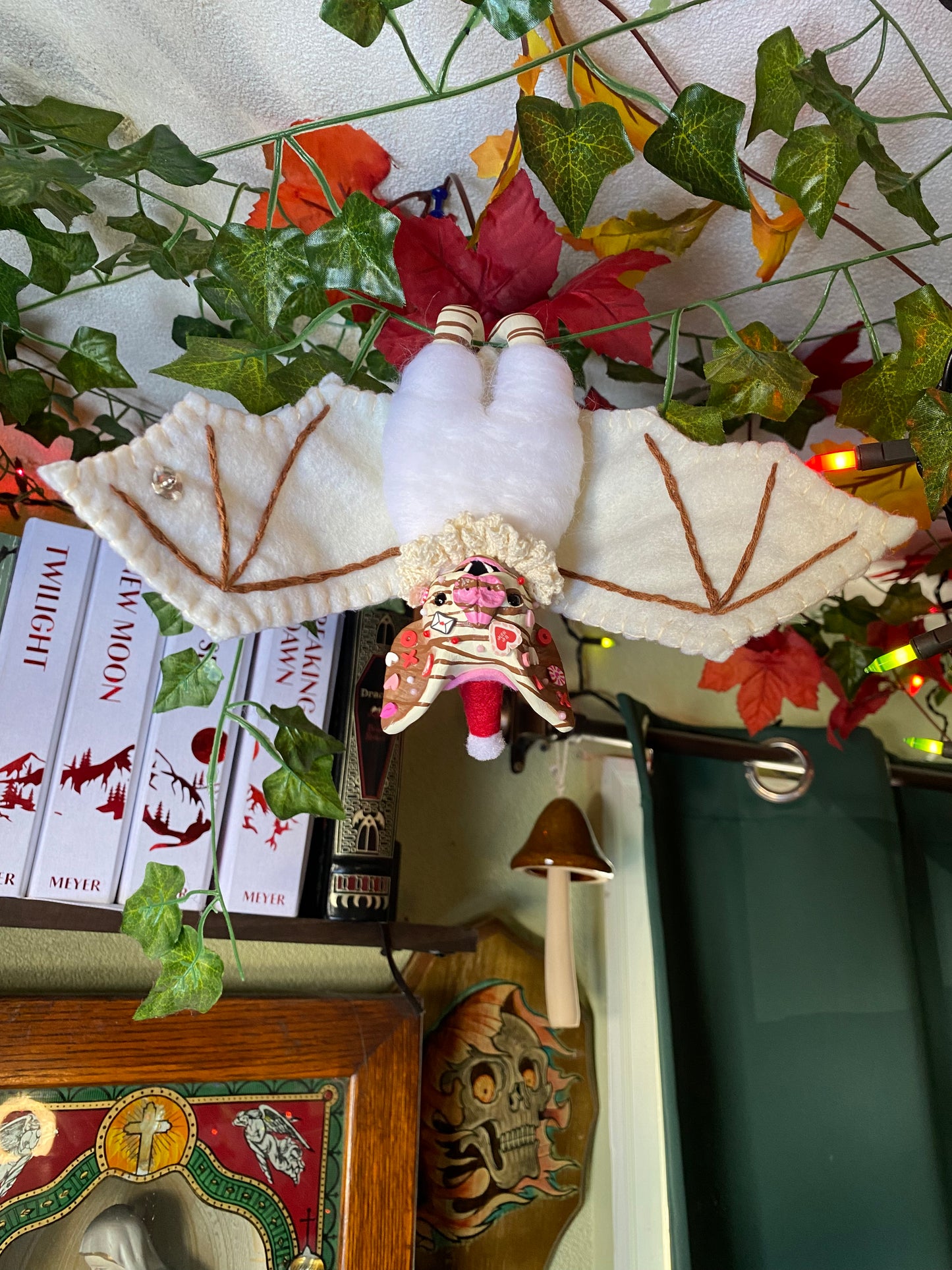 LARGE HANGING BAT (white chocolate)