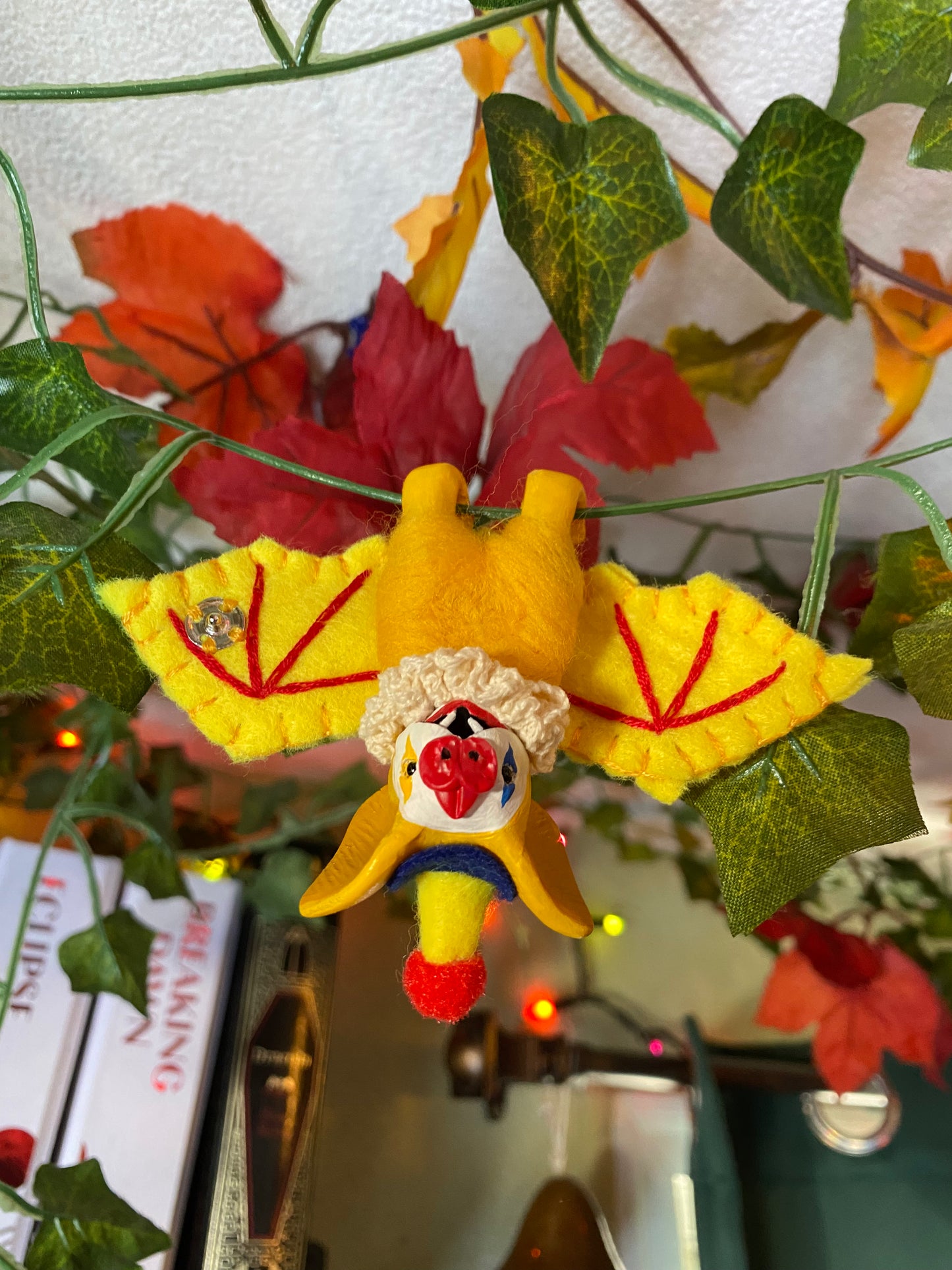 MINI HANGING BAT (yellow)